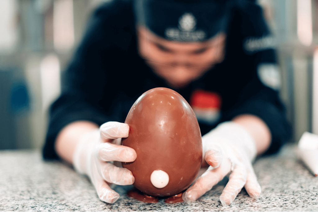 Un chocolatier en cours de création d'une pièce de chocolat haut de gamme à base de trinitario