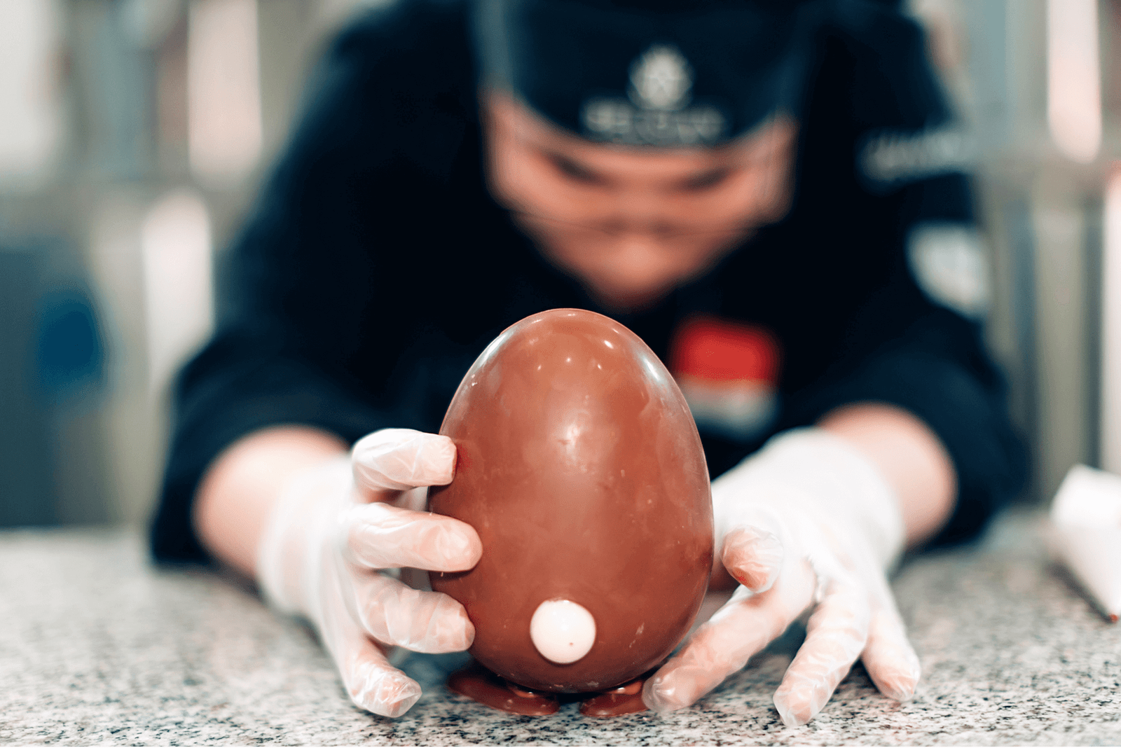 Un chocolatier en cours de création d'une pièce de chocolat haut de gamme à base de trinitario